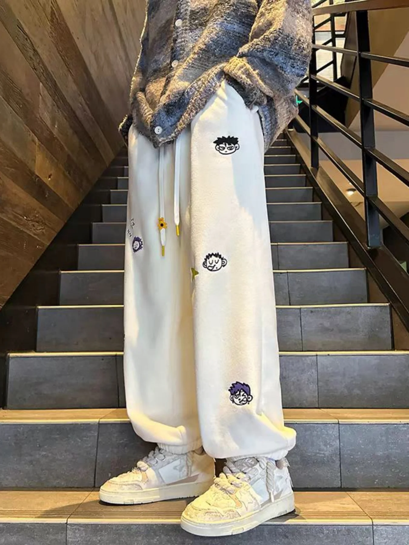 Gestickte Lammwollhose für Damen, neuer Winterstil, mit Fleece gefüttert und verdickt, lockere Passform für Teenager, trendige lässige Jogginghose, warme Jogginghose