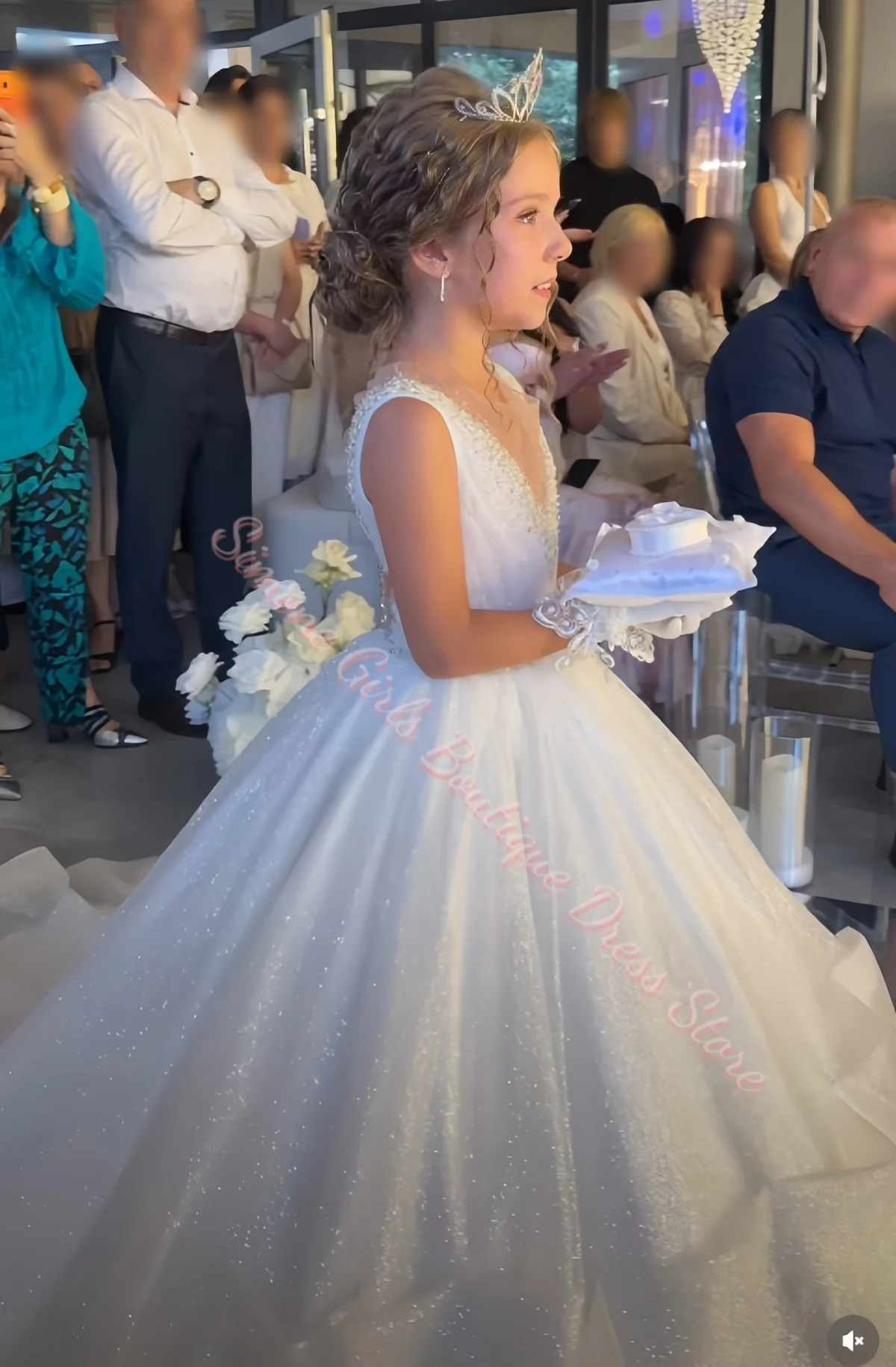 Customized Shiny White V-Neck Girls First Communion Dresses Flower Girl Dresses For Wedding Sleeveless Baby Birthday Party Gowns