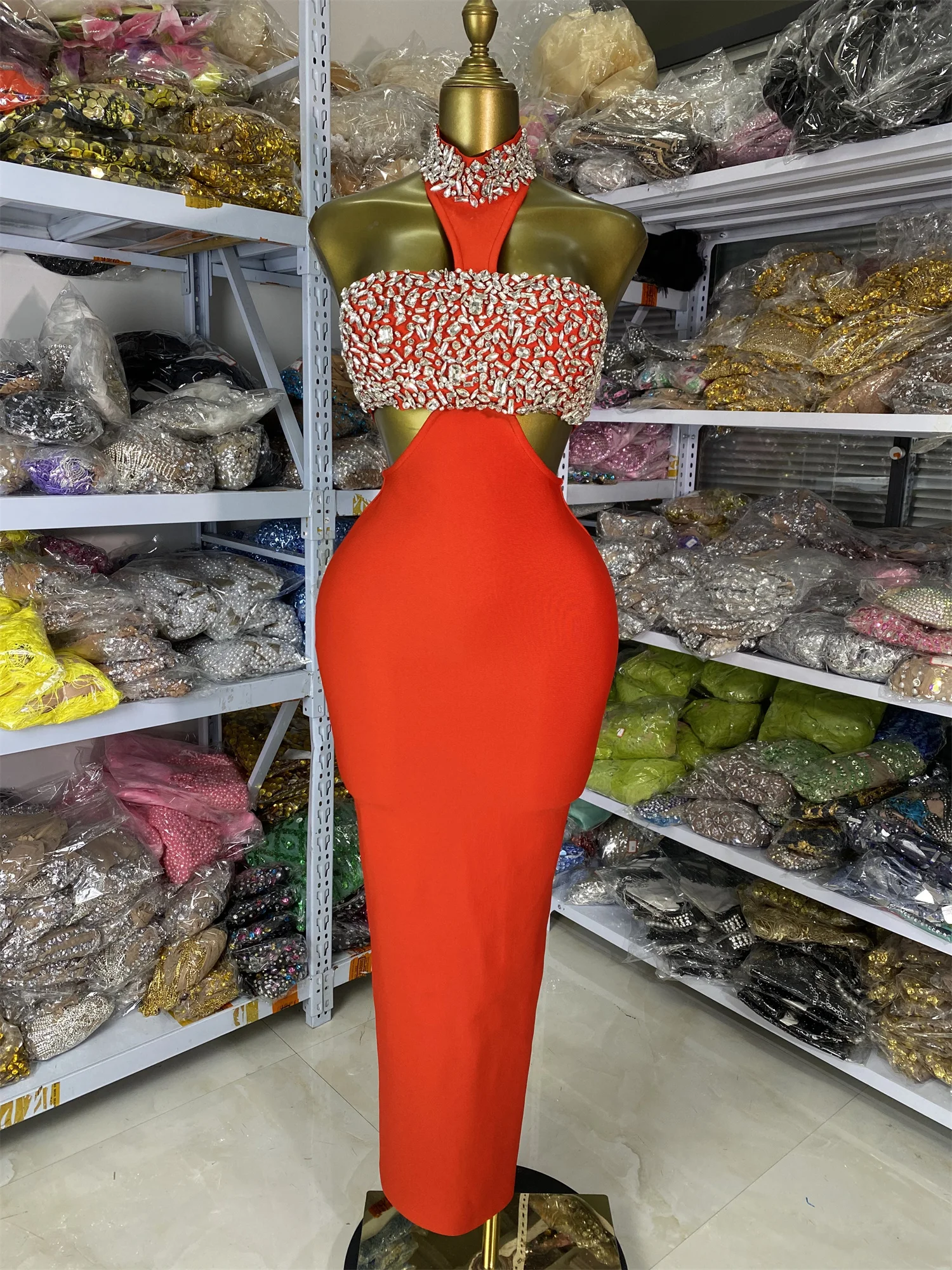 Usine en gros robe de pansement femmes rouge licou découpé cristal paillettes longue anniversaire célébrité robe de soirée remise des diplômes