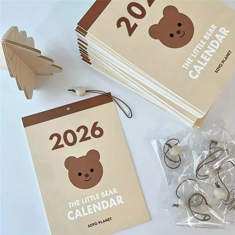 

Календарь-украшение «Корейский Медведь» 2026 года в английском минималистичном стиле для офиса, гостиной, дома. Популярный реквизит для декораций.