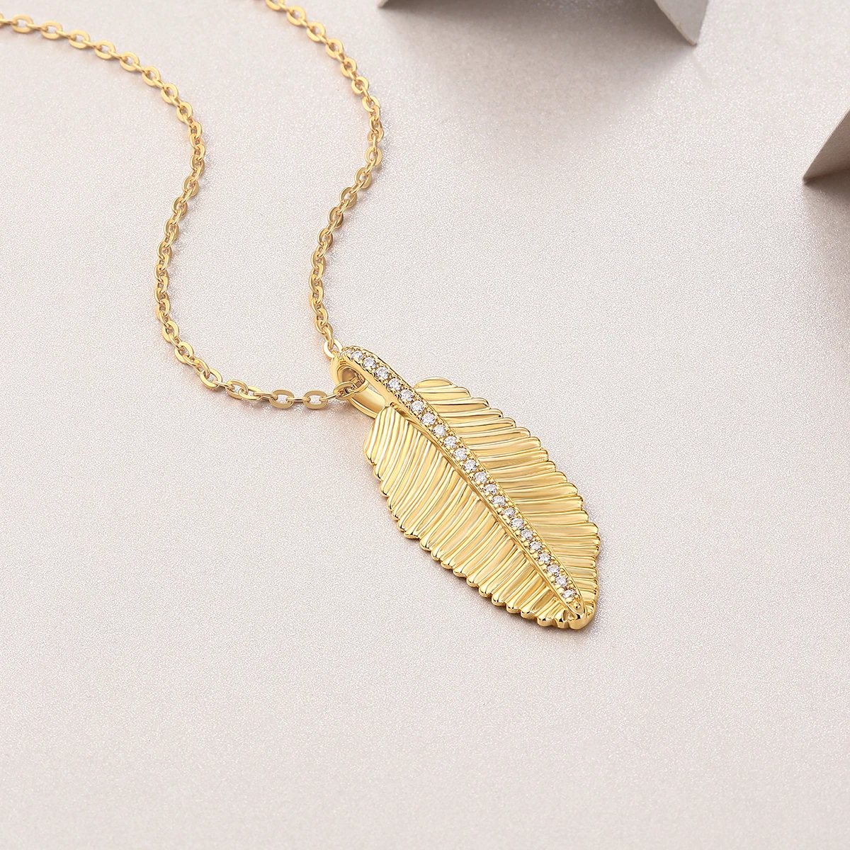 

JIUZUAN Moissanite Feather Pendant Necklace, S925 Silver, 18K Gold Plated, Elegant Design, Perfect Gift for Women