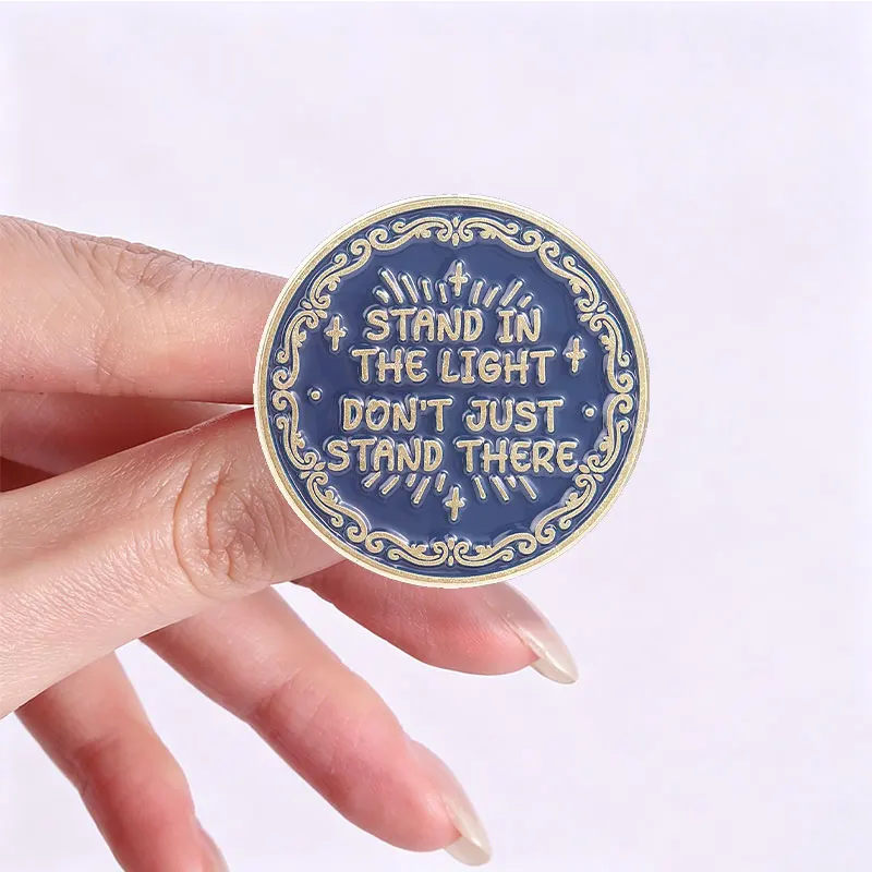 Vintage runde Emaille-Abzeichen „Leftover Of Society And Stand In The Light“-Zitat, Anstecknadel mit Goldrand, Metallbrosche, Schmuck, Geschenk für Freunde – Detail 8