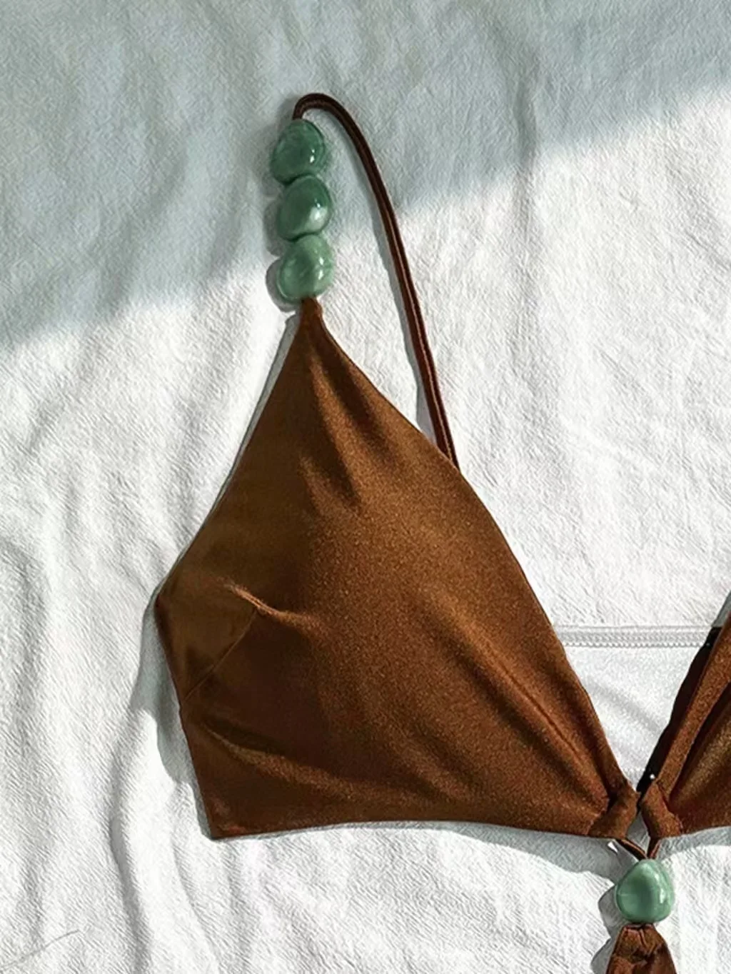 ชุดว่ายน้ำวันพีซผู้หญิงแบบใหม่ประจำฤดูร้อนปี 2026 ดีไซน์เว้าแหวน แต่งสีพื้น เซ็กซี่ เหมาะสำหรับใส่ไปเที่ยวทะเล รีสอร์ท แฟชั่นชุดชายหาด