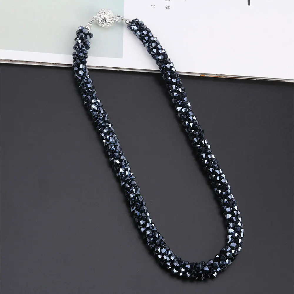 

The original handmade crystal beaded necklace is stylish and versatile