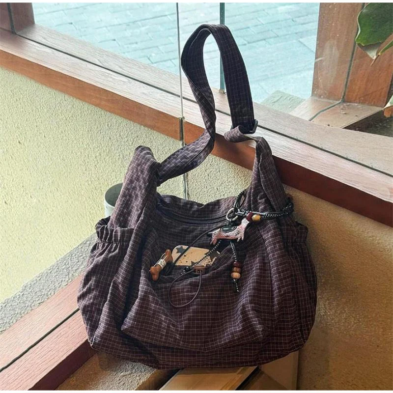 Koreanische Nylon Schulter Tasche Mode Einfache Plaid Zipper Tote Tasche Kordelzug Plissee Wolke Tasche Neue Pendler Umhängetasche Umhängetasche – Detail 3