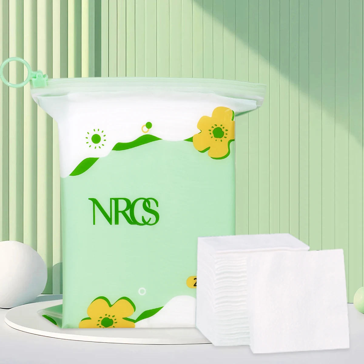240 stretchable wet pads, which are easy to be absorbed by wiping water, do not pull the skin, and are both wet and dry.