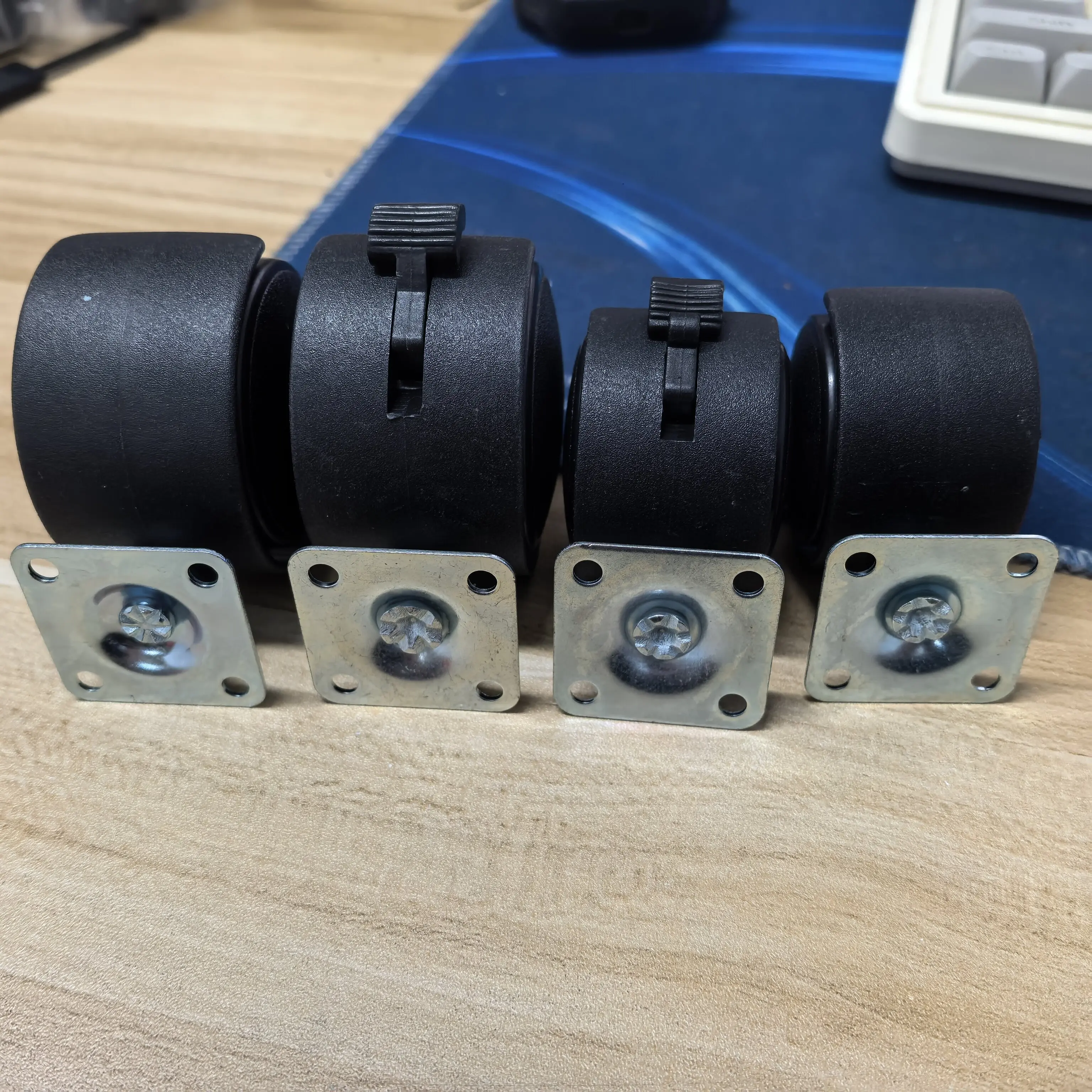 4 Black Plastic Swivel Casters - Durable Construction, 360 ° Easy Turning, Swivel/Brake - Suitable for Office Cabinets, Workbenches, Storage Boxes and Sliding Doors, Casters 39/49mm, Perfect for Home and Office Use.