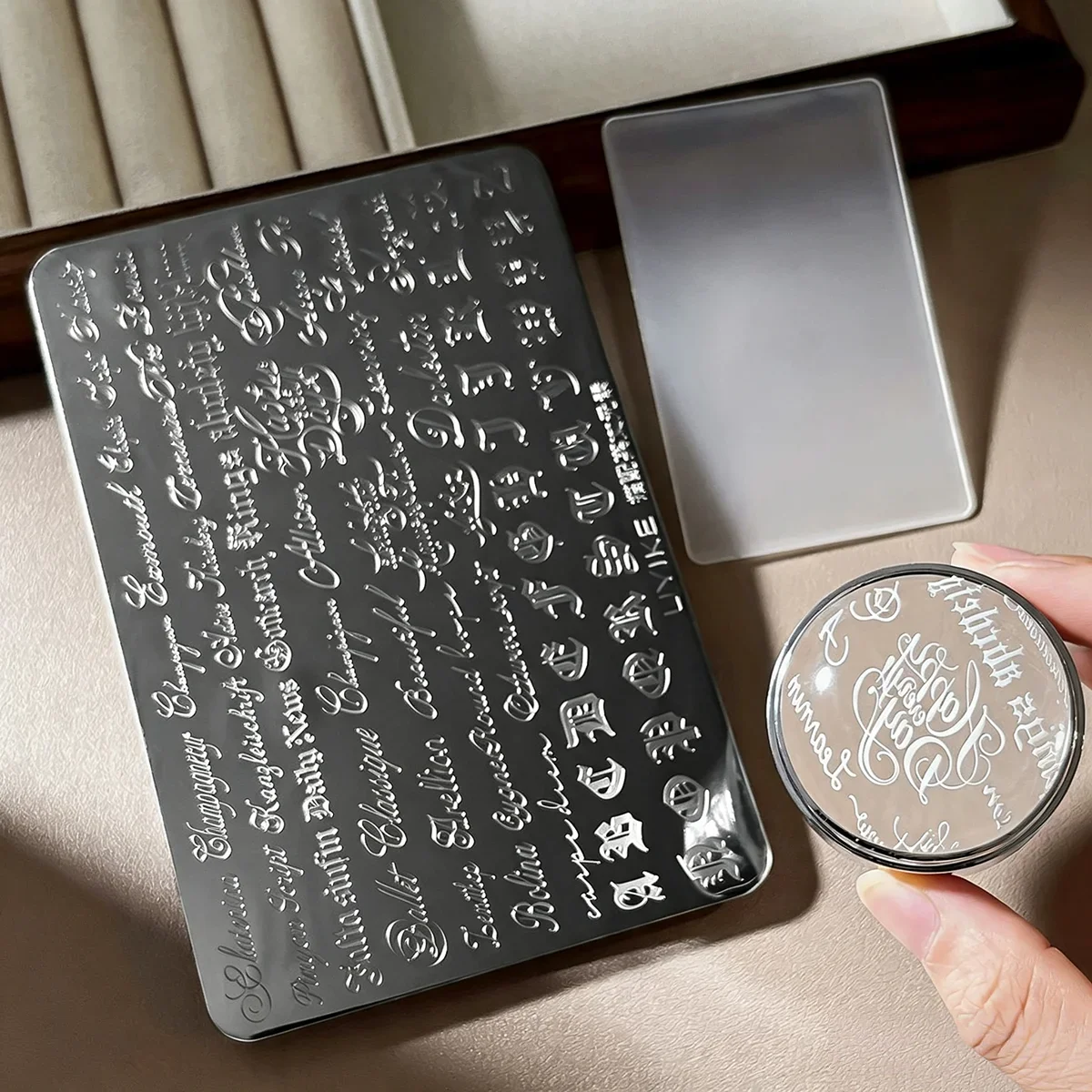 1 Stück Gothic-Buchstaben-Nagelkunst-Transferdruck-Stahlplatte Nagelkunst-Silikonstempel Stern Herz Punkt Schleife Spitze Maniküre-Werkzeug – Detail 3