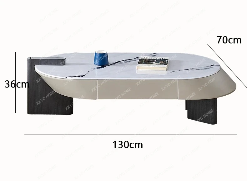 طاولة قهوة ذات بلاطة صخرية وخزانة تلفزيون وغرفة معيشة إيطالية بسيطة وغير منتظمة ذات إحساس عالٍ