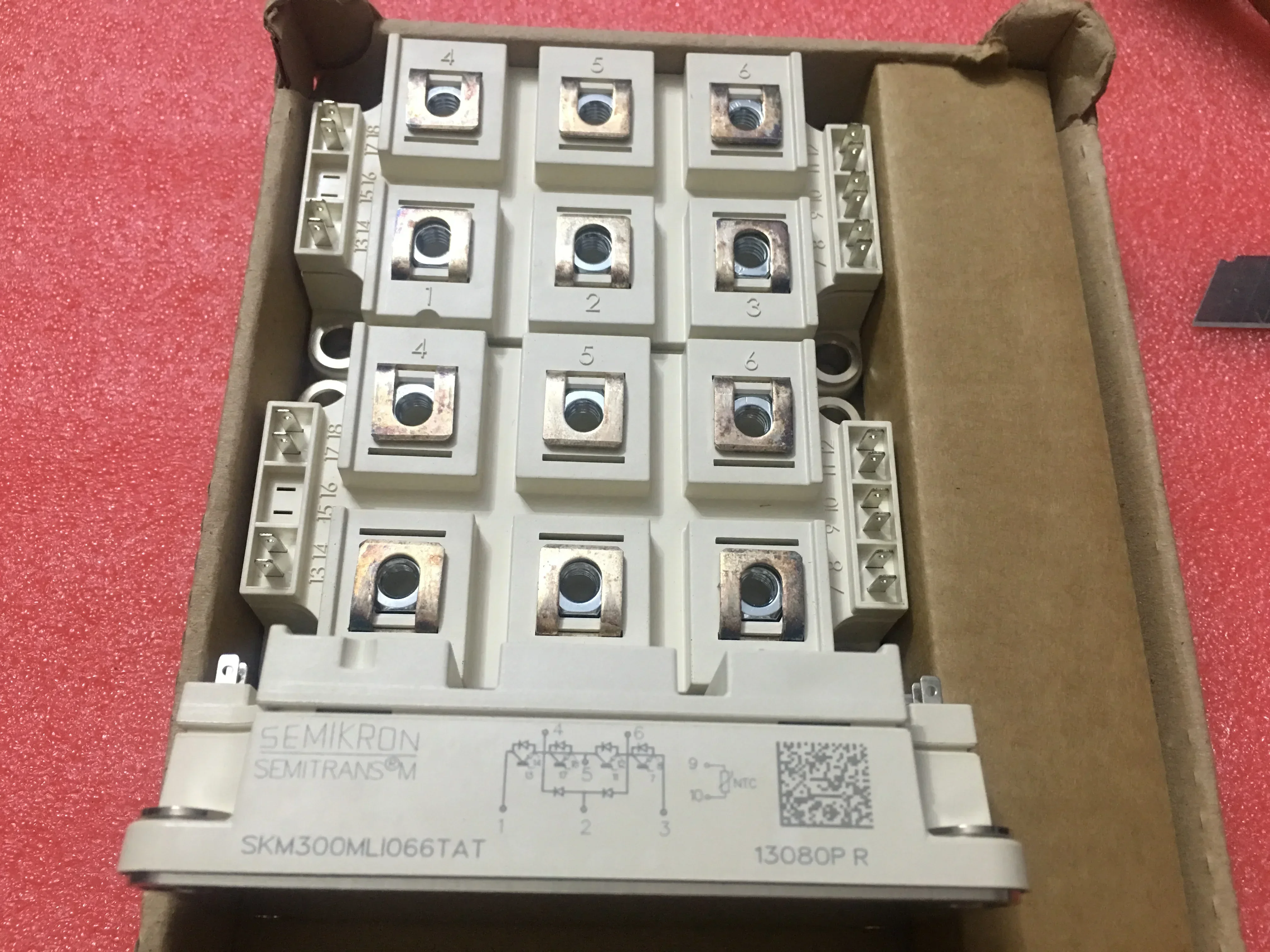 SKM300GARL066T SKM300MLI066TAT БЕСПЛАТНАЯ ДОСТАВКА НОВОГО И ОРИГИНАЛЬНОГО МОДУЛЯ