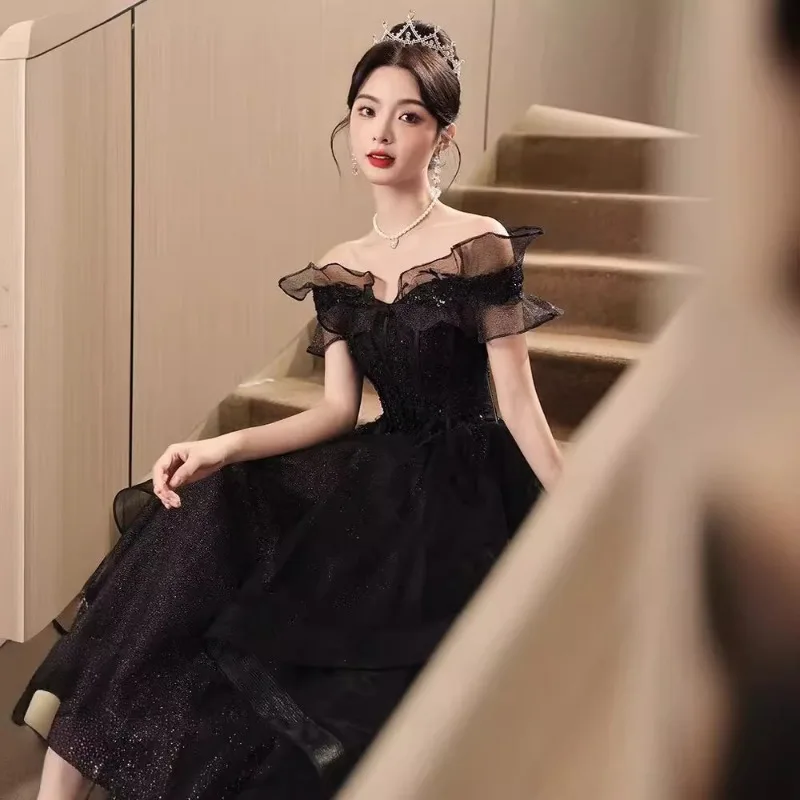 فستان سهرة أسود عصري 2026 جديد بكتف واحد نمط مأدبة عيد ميلاد المضيف الفرنسي امتحان فني فستان حفل الكبار