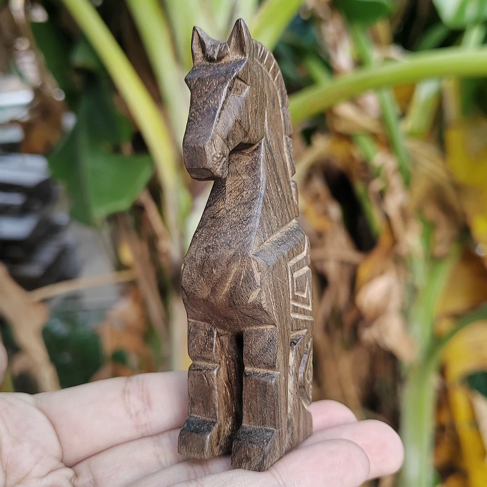 Hand-Carved Wooden Horse Totem Ornament, Geometric Design, Cultural Theme, Suitable for Holiday Decorations, Housewarming Gifts, Christmas Decorations, Living Room, Birthday Gifts, Study Room, Back-To-School Season Gifts