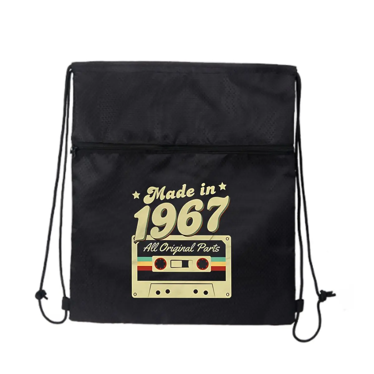 

Сделано в 1967 году. Черная минималистичная уличная сумка на молнии на шнурке.