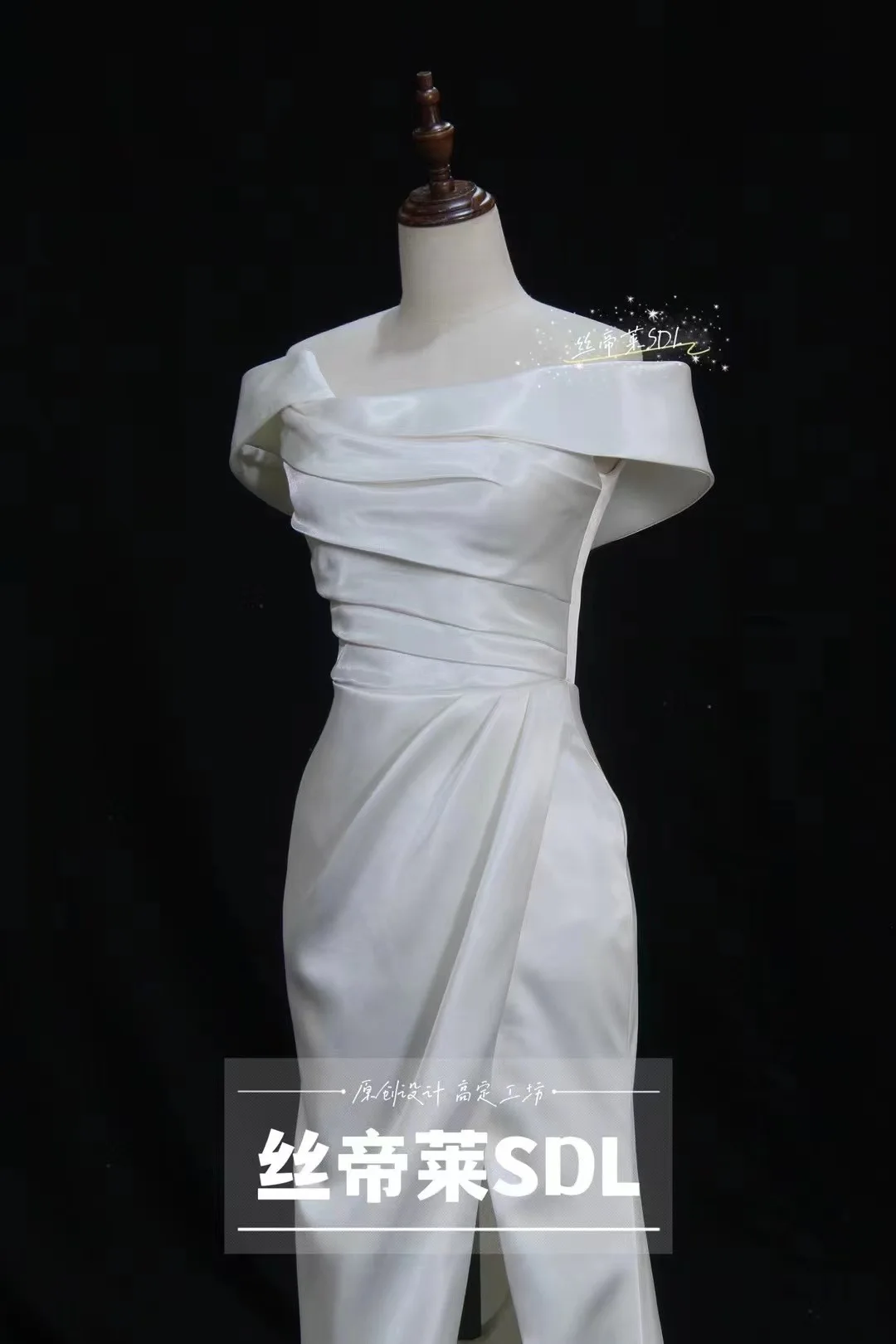 Robe de mariée plissée en satin blanc, haute qualité, B001