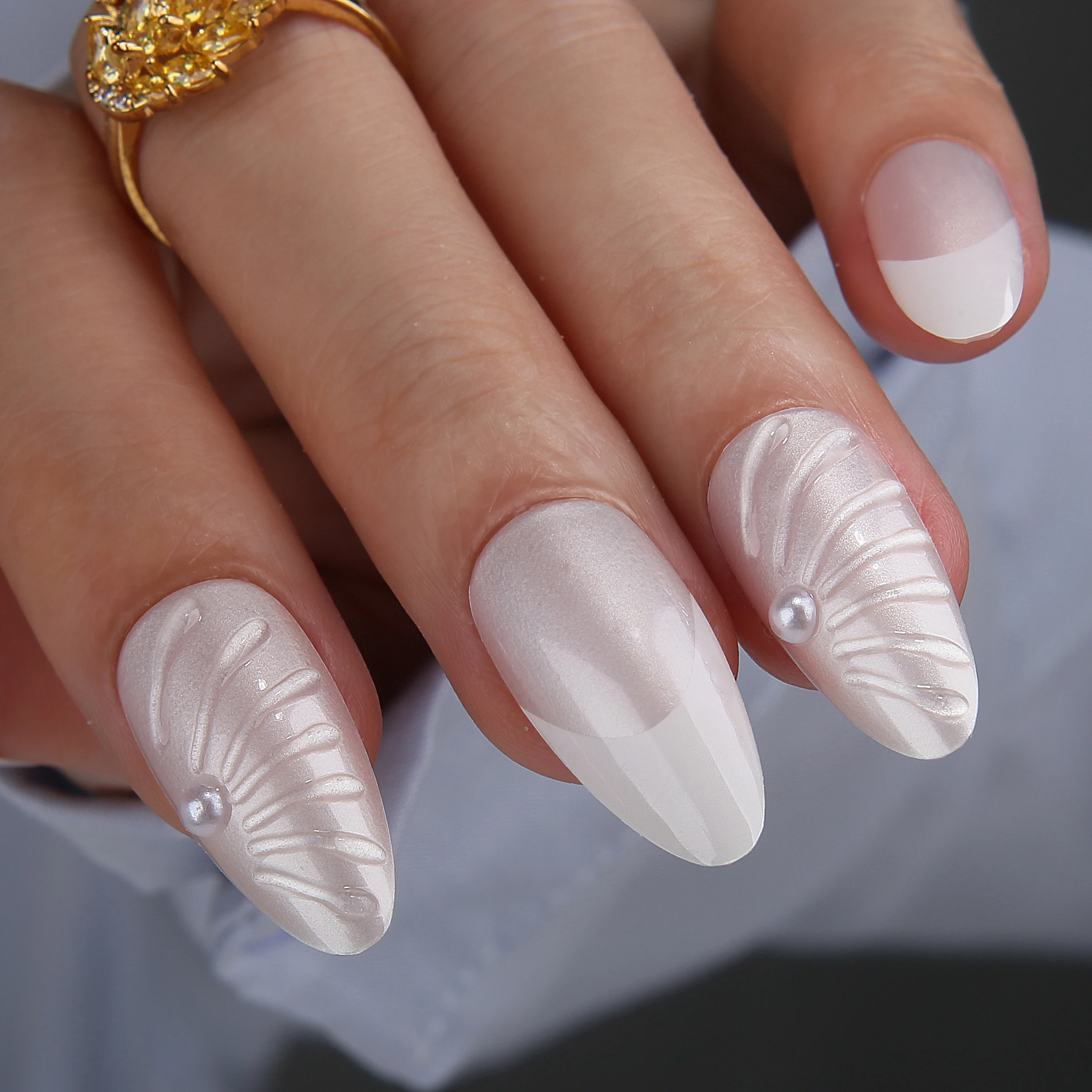 

Almond Pearl White French nails 3d gel modeling Fake nails Glossy Medium Stiletto False nails Gel Nude Press nails For Women
