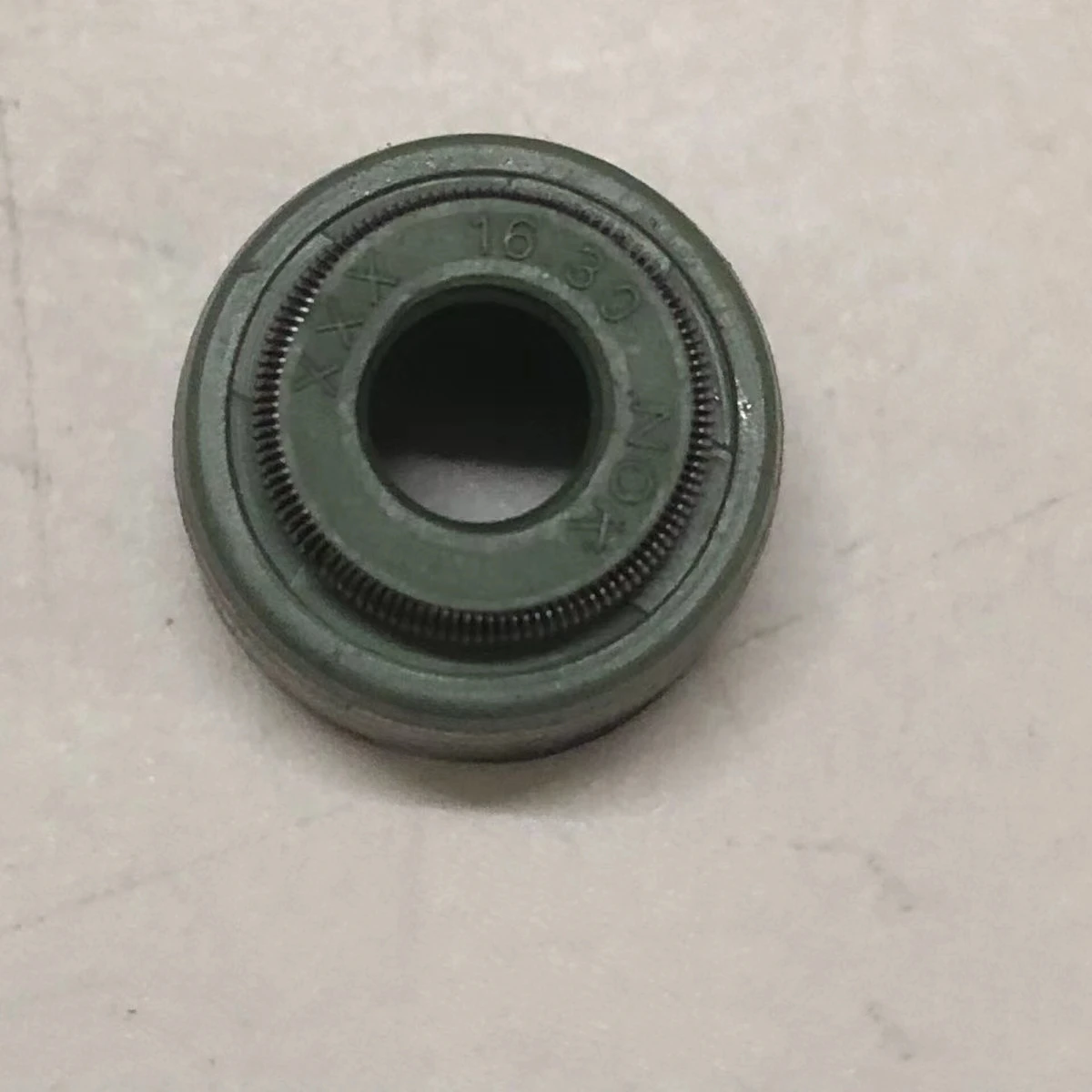 MD184303 MD307342 V43 V73 V43 4G19 6G72 Engine Valve Stem Oil Seal BV4951-G For Mitsubishi Pajero Montero