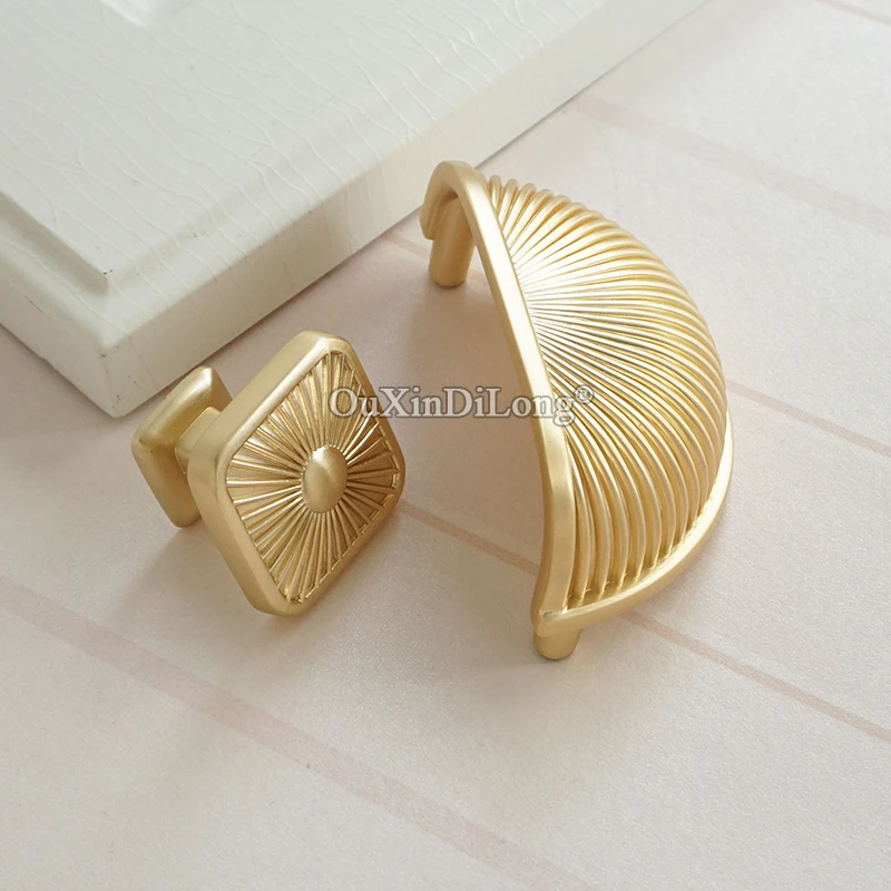 

Luxury 10PCS Solid Zinc Alloy Shell Furniture Handles Drawer Pulls Cupboard Wardrobe Dresser Kitchen TV Wine Cabinet Pulls Knobs