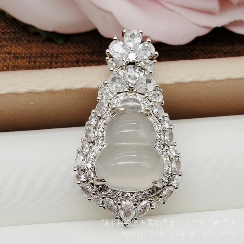 New Chinese-style high-transparency chalcedony pendant with silver plating, inlaid with exquisite gourd-shaped agate and jade ne