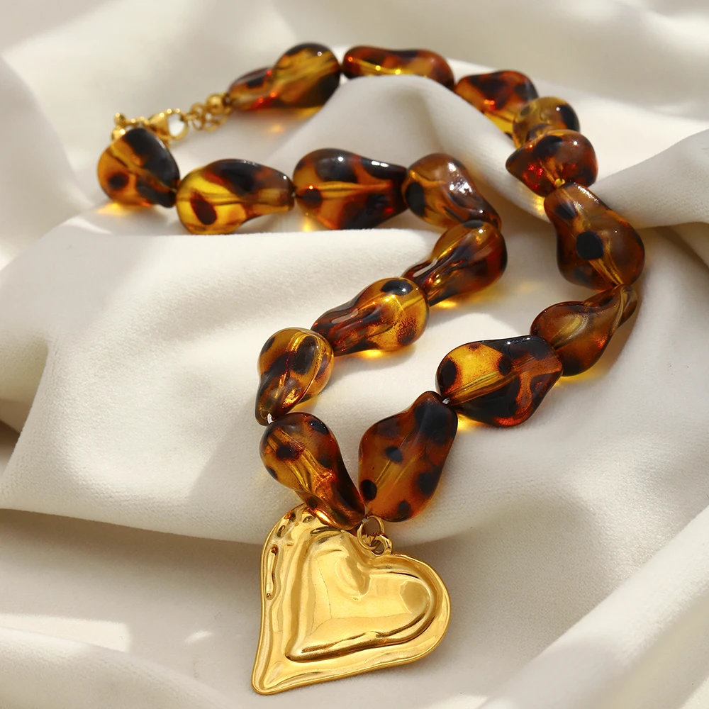 E.B.belle Halskette mit Leopardenmuster, Naturstein-Kette und Herzanhänger, personalisiertes Design für den Alltag und Geburtstagsfeiern. – Detail 2