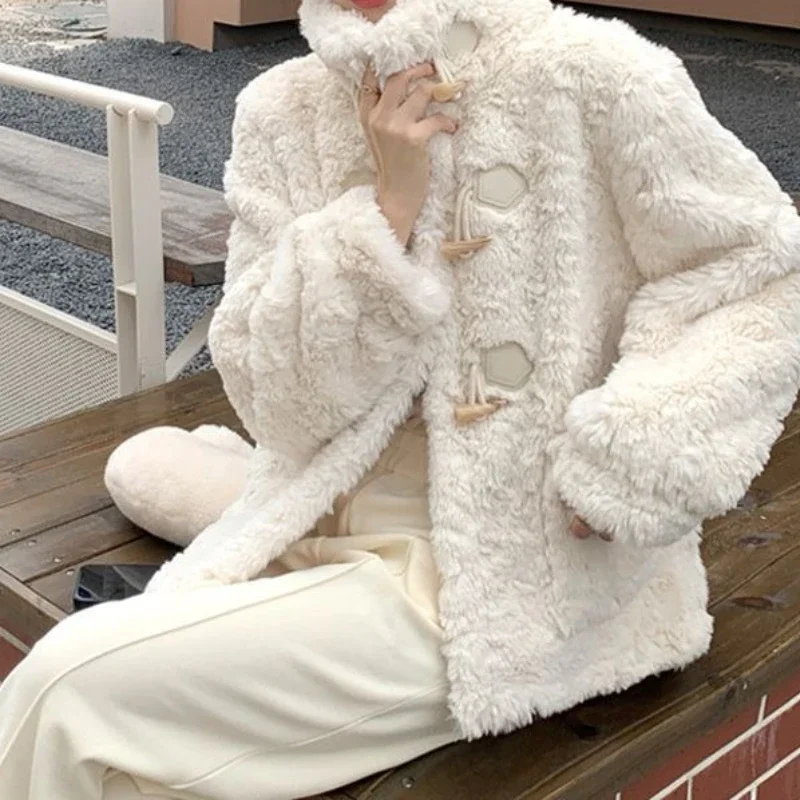 Damski płaszcz z imitacji futra królika na zimę 2025, luźny, z klamrą w kształcie rogu, z wełny jagnięcej, imitacja futra.