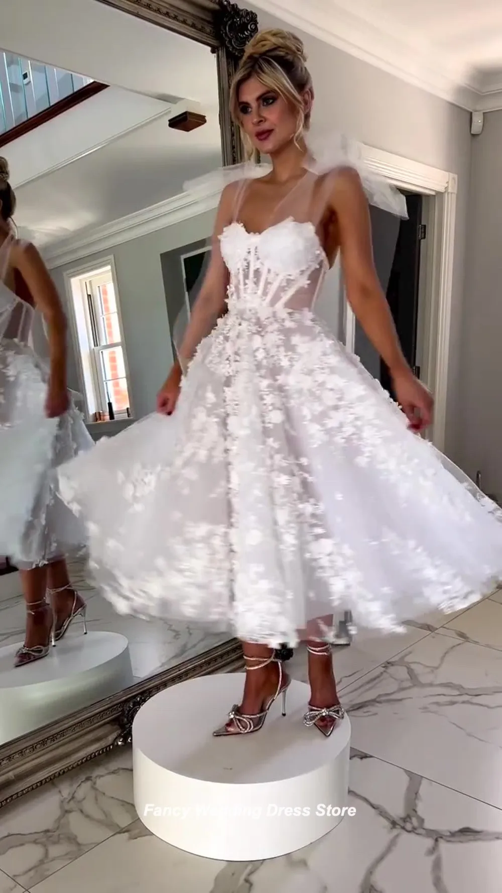 Ausgefallenes sexy kurzes Mini-Hochzeitskleid aus Saudi-Arabien, Spitze, Blumendruck, Brautkleid mit Handschuhen, herzförmiger A-Linie, individuell gestaltet