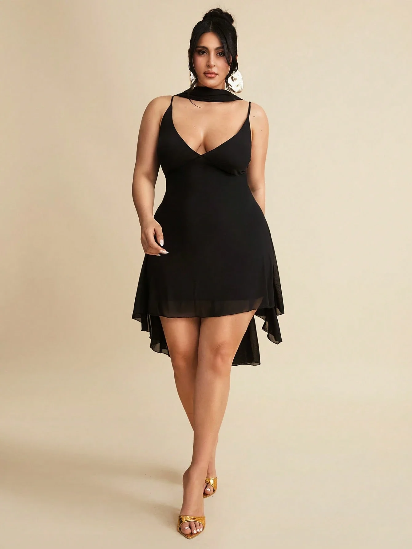 

Элегантное черное мини-платье с глубоким V-образным вырезом и асимметричным подолом для вечеринок и выходов в свет