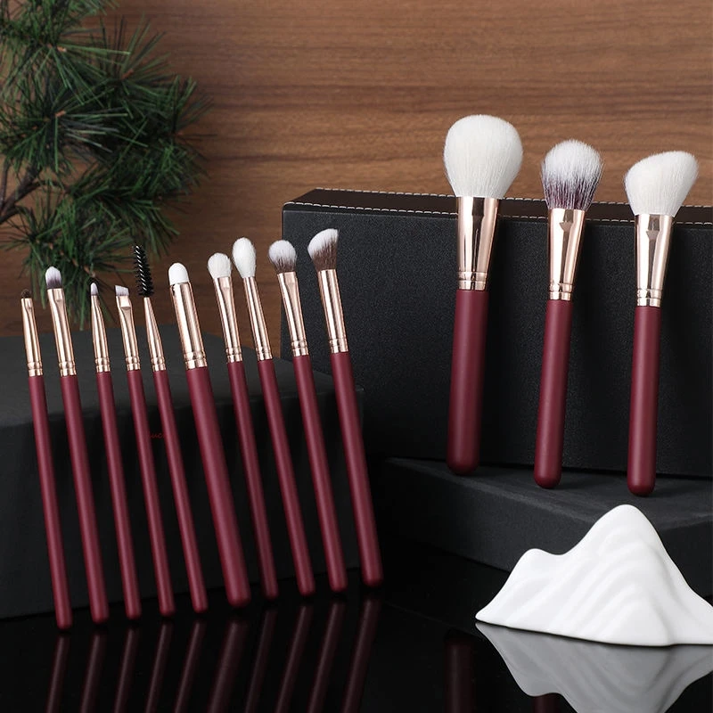 Conjunto de pincéis de maquiagem de cabelo de cabra com cabo borgonha de luxo pincéis de maquiagem profissionais para aplicação suave e aparência de maquiagem impecável