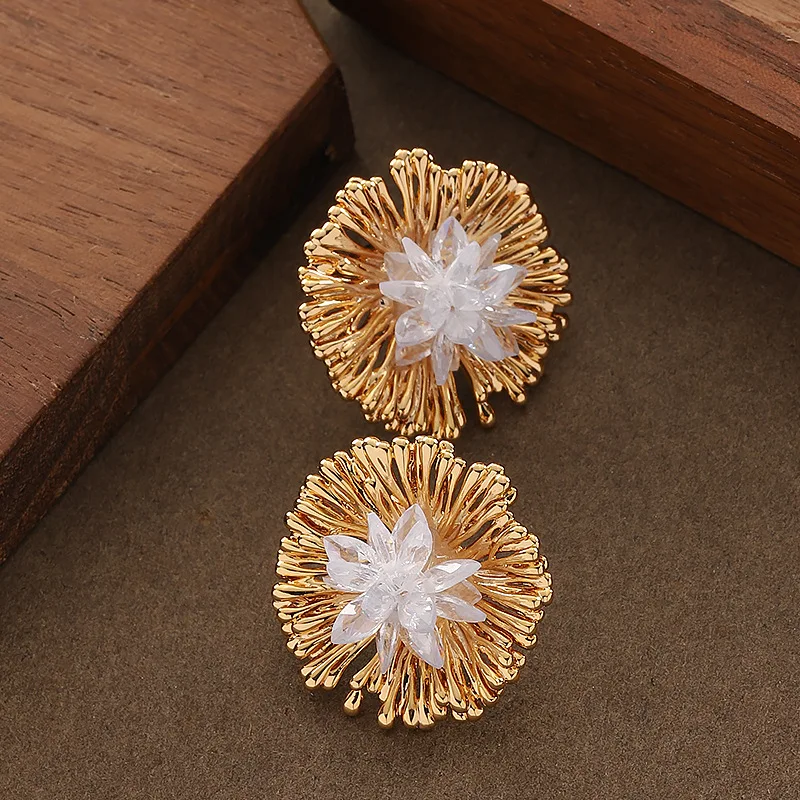 

Forest style sweet and exquisite pastoral style zircon flower stud earrings, light luxury, personality, fresh commuter earrings