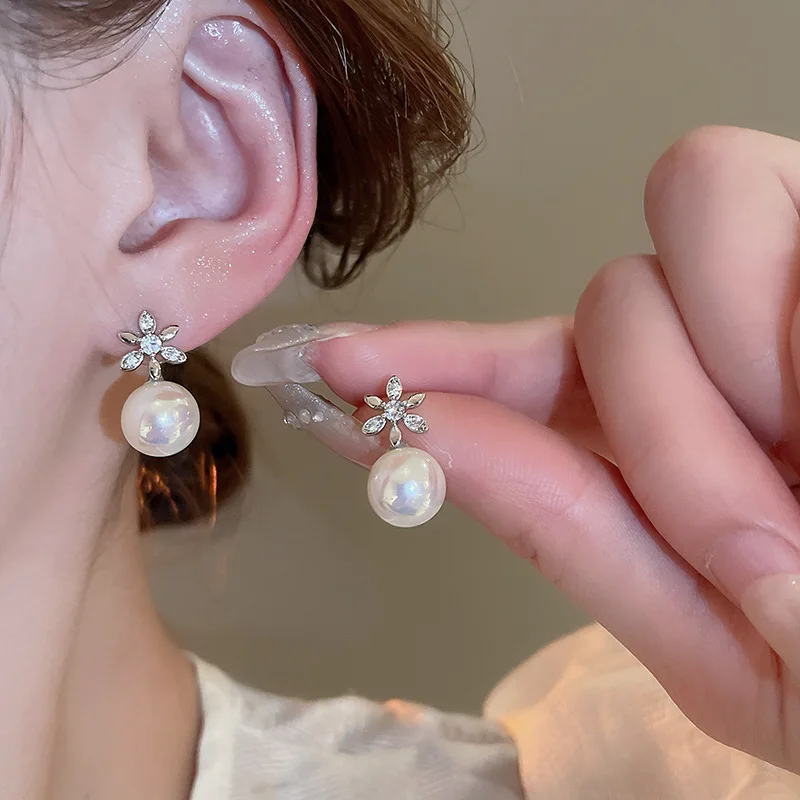 Boucles d'oreilles en perles de fleurs élégantes pour femmes et filles, argent, design unique, accessoires de mode de luxe légers, français, nouvelle arrivée