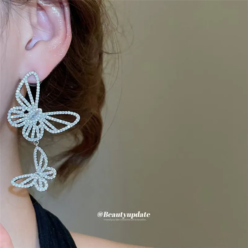 

Silver Needle Zircon Hollow Asymmetric Butterfly Earrings Elegant Design High-End Feelings Women's Jewelry Daily Party Wear