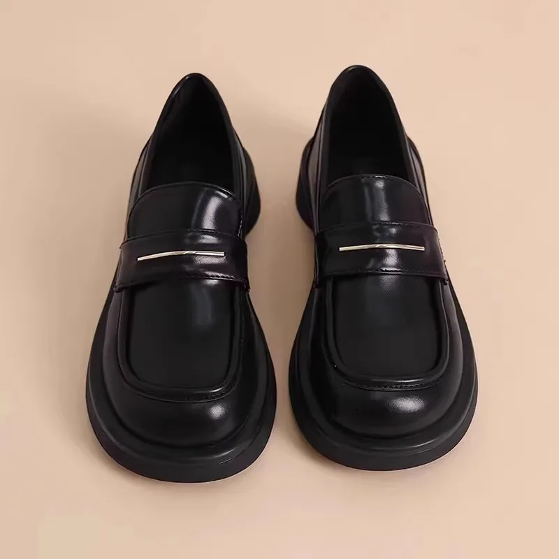 Mocassim Oxford com pele feminina, sapatilhas pretas com tudo combina, tamancos de plataforma, estilo britânico, novo couro de escorregar, tênis de verão, 2022