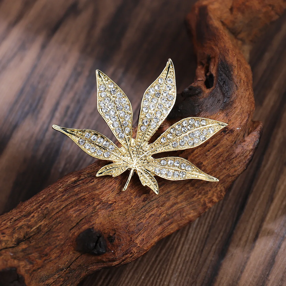 Shiny Rhinestone Maple Leaf Brooches For Women Plants Leaves Lapel Pins Clothing Accessories Jewelry Badae