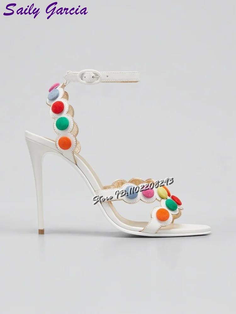 Красочные сандалии с помпонами, однотонные туфли на высоком каблуке с пряжкой и ремешком, белые кожаные женские элегантные модные туфли с открытой пяткой, лето 2023 г.