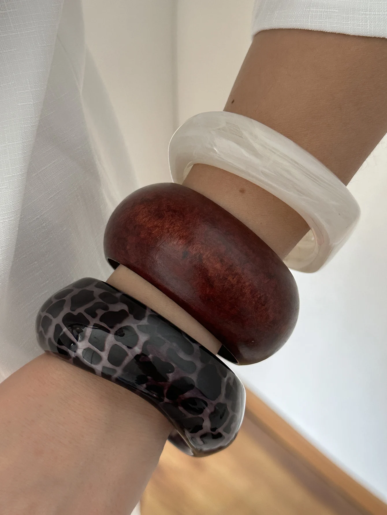 Vintage Punk Leoparden-Muster Breite Chunky Resin-Acryl Armreifen für Frauen Geometrische Unregelmäßige Manschetten-Armreifen Pulseras Schmuck – Detail 2