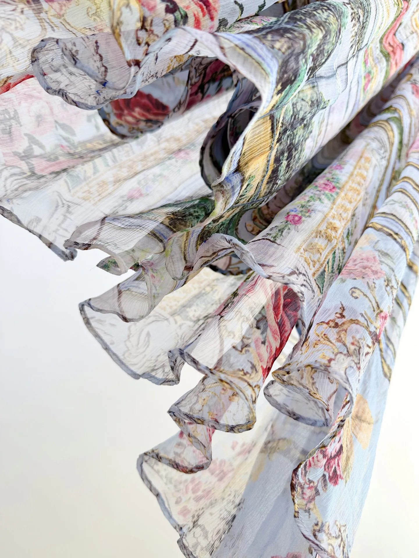 ชุดเดรสยาวสีฟ้าประดับคริสตัลลายดอกไม้ คอวี แขนบาน เอวยางยืด ผ้าไหมแท้ 100% สำหรับผู้หญิง