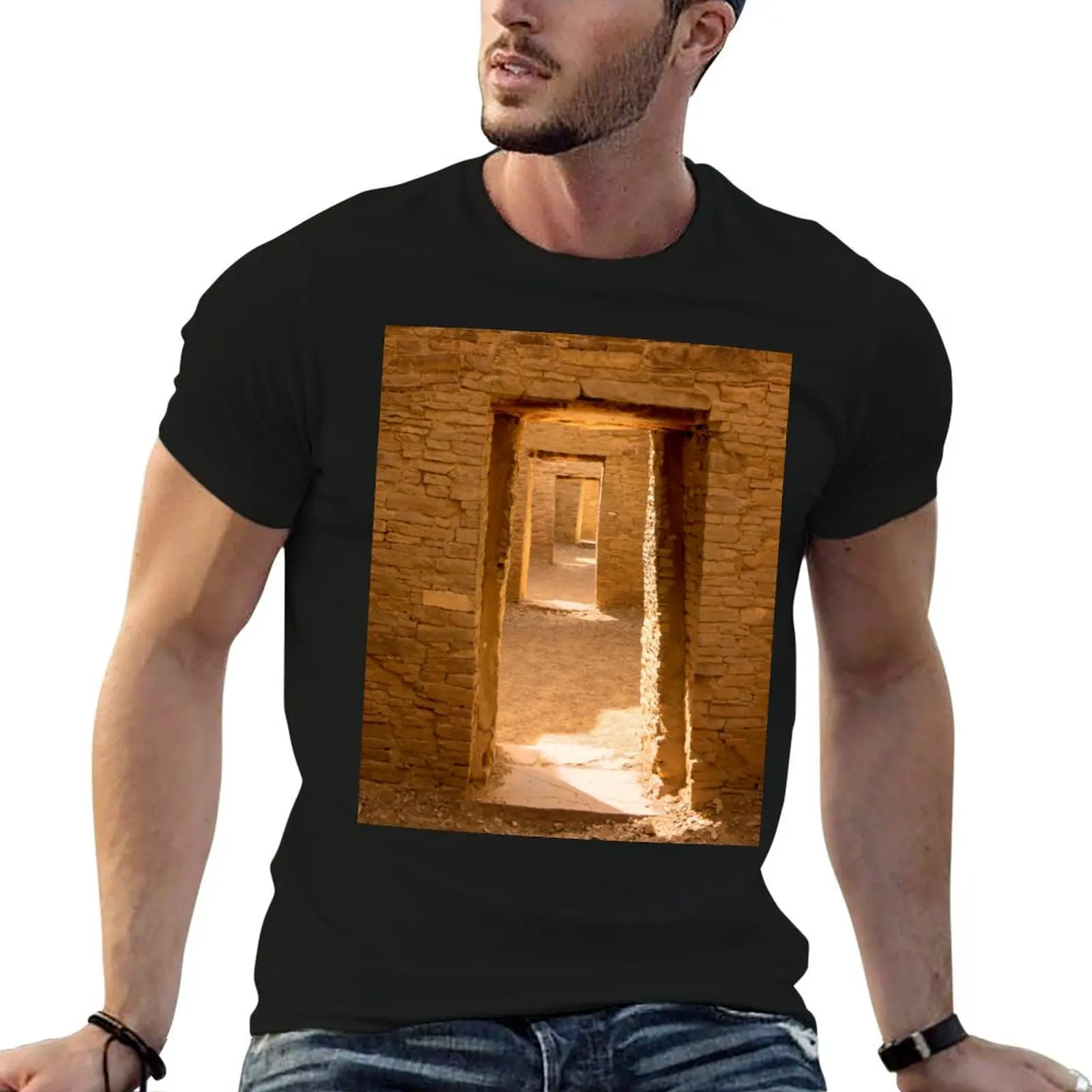 Camiseta masculina de algodão 100% com estampa de Buracos Antigos de Chaco e uma fila de portas em Pueblo del Arroyo
