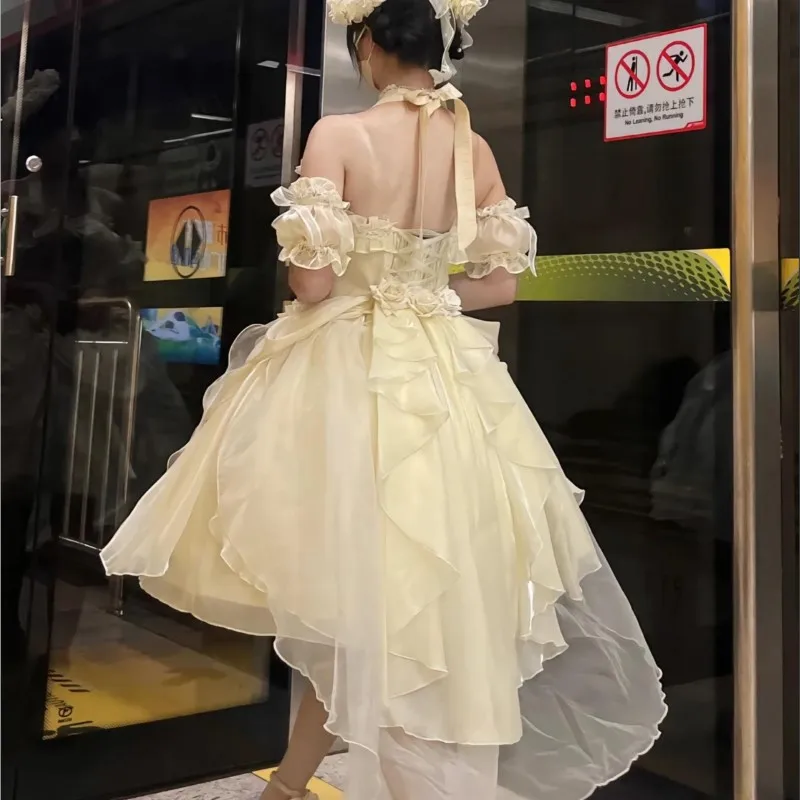 Vestido romántico precioso con flores de color para boda