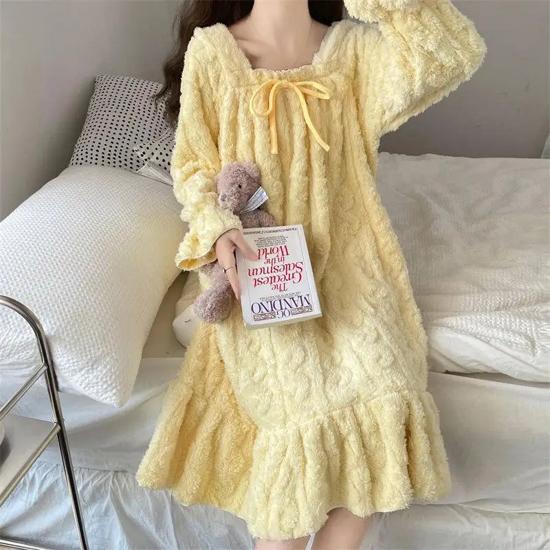 Vêtements de maison mignons pour filles, vêtements de maison à la mode, nouveau modèle d'internet, vêtements de nuit une pièce épais célèbres et populaires, ensembles complets, 2025