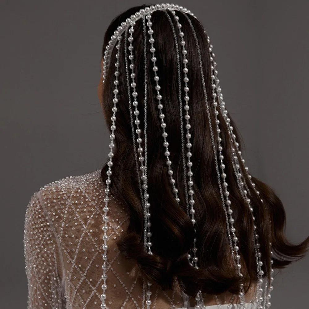 新婦用、パールとタッセルが飾られたヘアバンド。長めのチェーンが付いており、ウェディングや舞台パフォーマンス、イブニングドレスに合わせるのに最適なヘアアクセサリー。