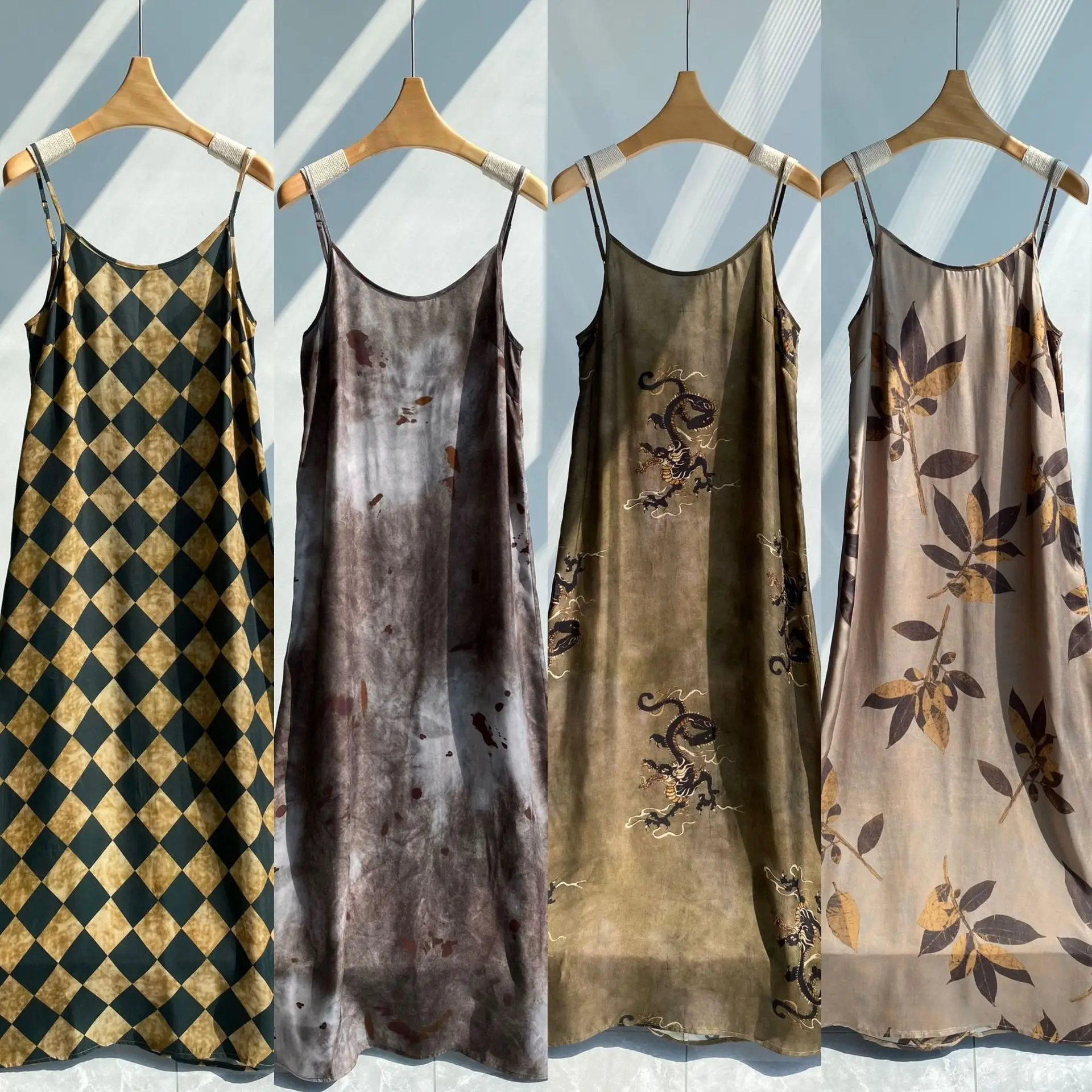 Literair en retro, gevlekt en vuil, koperen ammoniakzijde middellange en lange jarreteljurk vuile printstijl