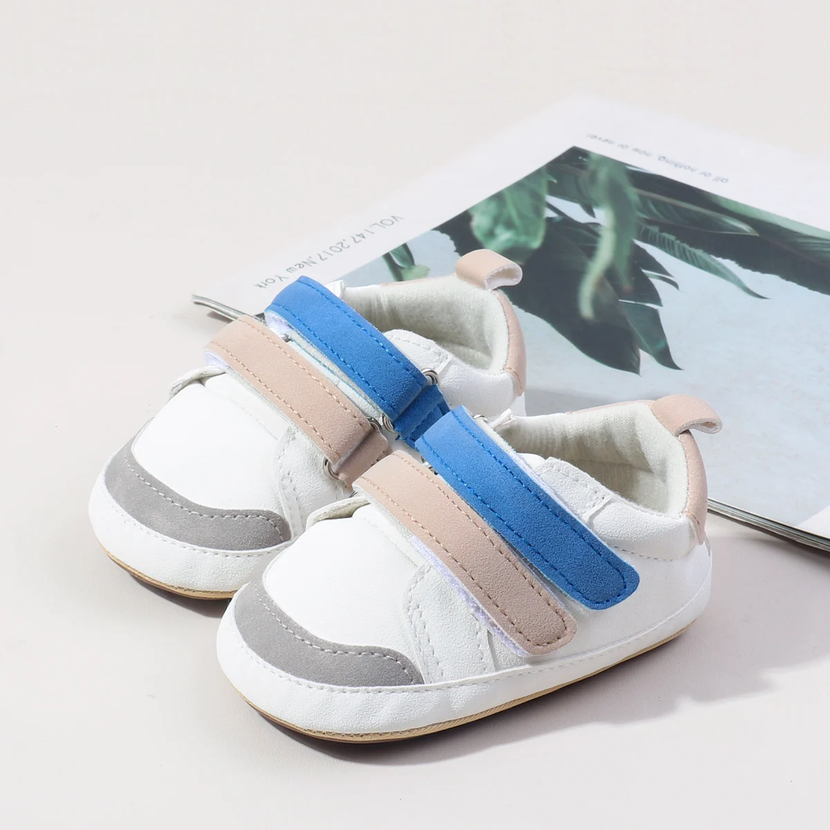 2025 Primavera y otoño, zapatos casuales para niños pequeños con cuero PU y suela TPR para primeros pasos, para bebés y niñas, para interiores y exteriores