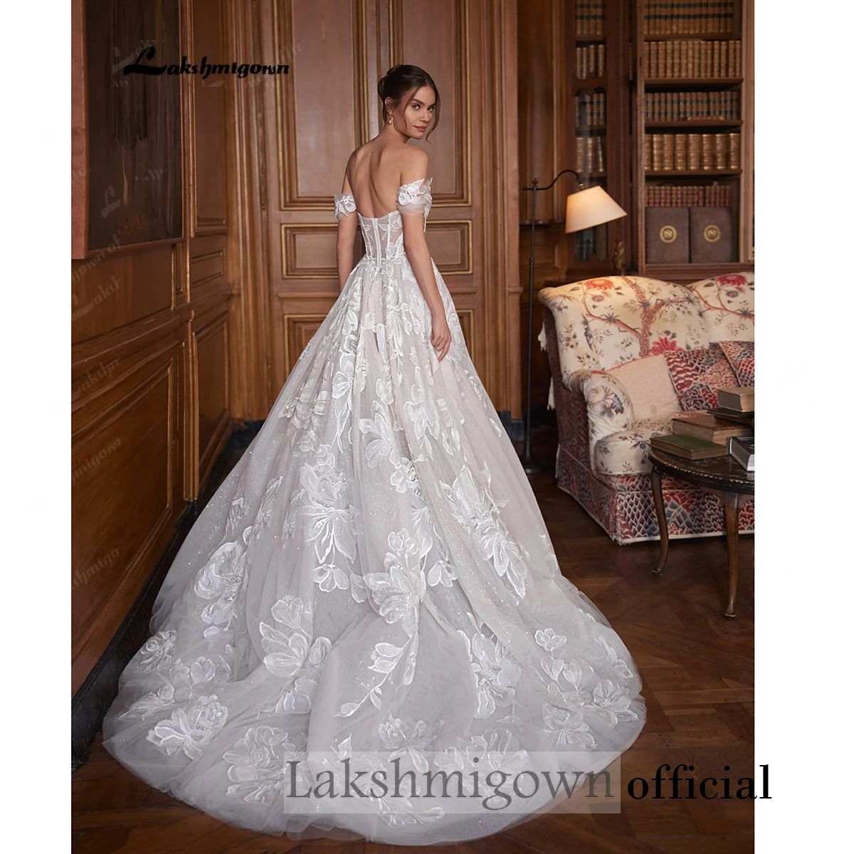 Prinzessinnen-Hochzeitskleid, schulterfreies Ballkleid mit großer Blumenstickerei, glitzerndem Tüll, Korsett-Rücken und langer Schleppe – Detail 6