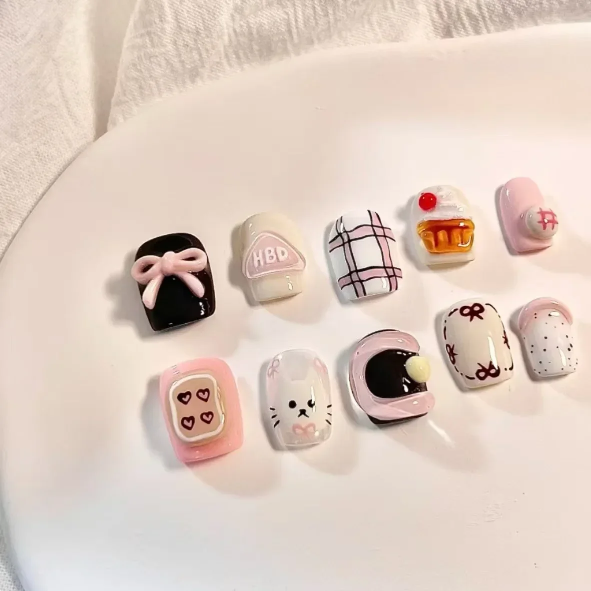 10 Pieces Cartoon Dopamine Press On Nails Handmade Cute White Cat Delicate Cupcake Bread Fake Nail Patch Removable