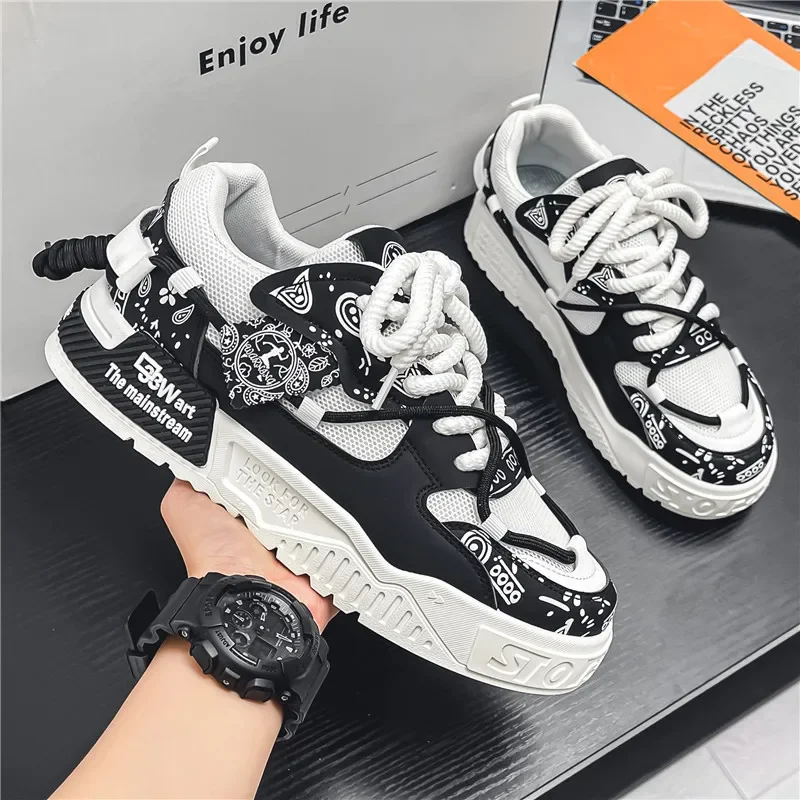 أحذية رجالية عصرية مقاومة للاهتراء أحذية رياضية كاجوال للشباب مع نعل سميك للطلاب على الطراز الكوري أحذية بيضاء ذات وجه شبكي منخفض