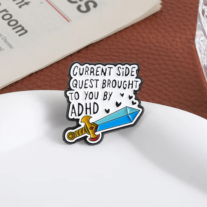 Current Side Quest Brachte an Sie von ADHS Emaille-Anstecknadeln, Cartoon-Zitate, Brosche, Abzeichen, Anstecknadel, Zubehör, Geschenk für Freunde
