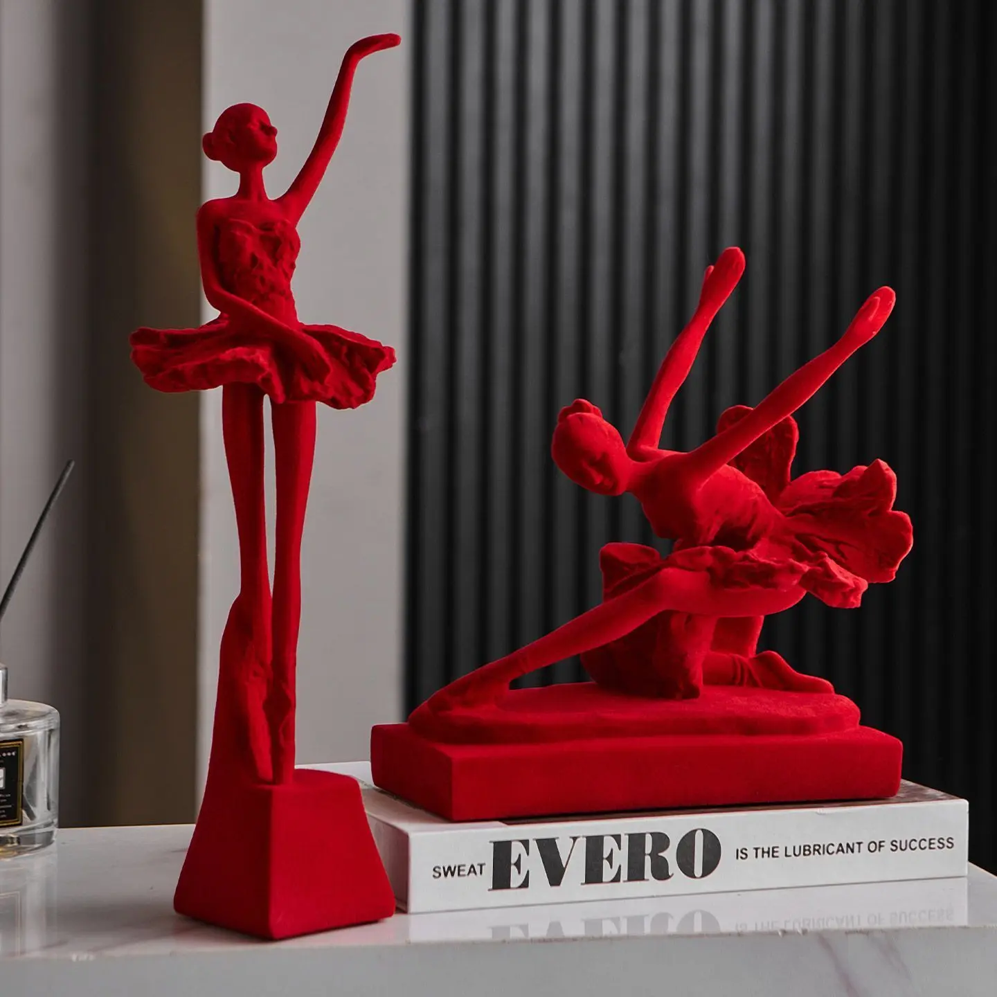 

Креативная красная флокированная смола, танцующая женщина, скульптура, винный шкаф, настольное украшение, современная балетная женская фигурка, статуя, домашний декор