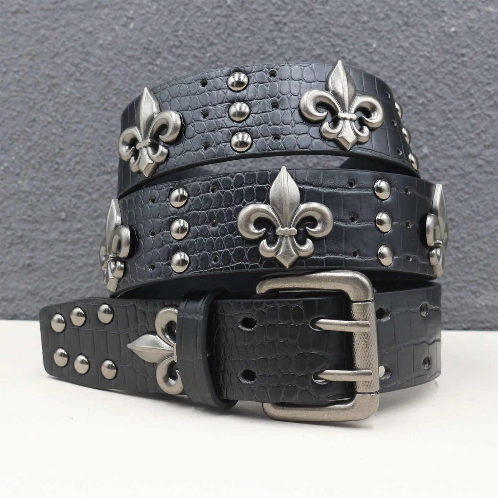 

Double-needle buckle belt with heavy black crocodile pattern Goth Skeleton Rivet Belt Trend Punk Hip-hop Belt Y2K Style Belt