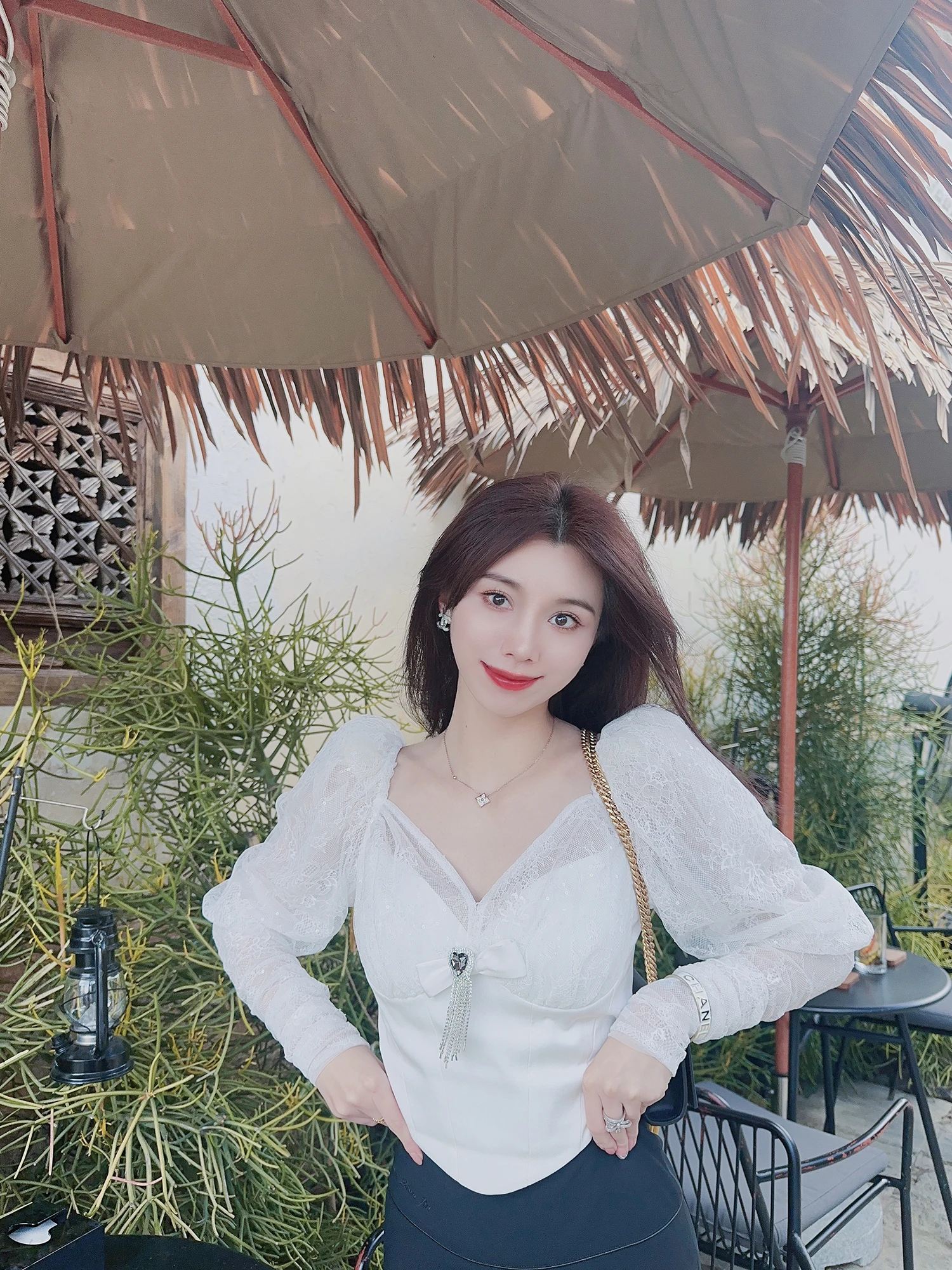 

Новинка лета: белый кардиган с V-образным вырезом, длинными рукавами, кружевом и пайетками, подчеркивающий талию, в корейском стиле.