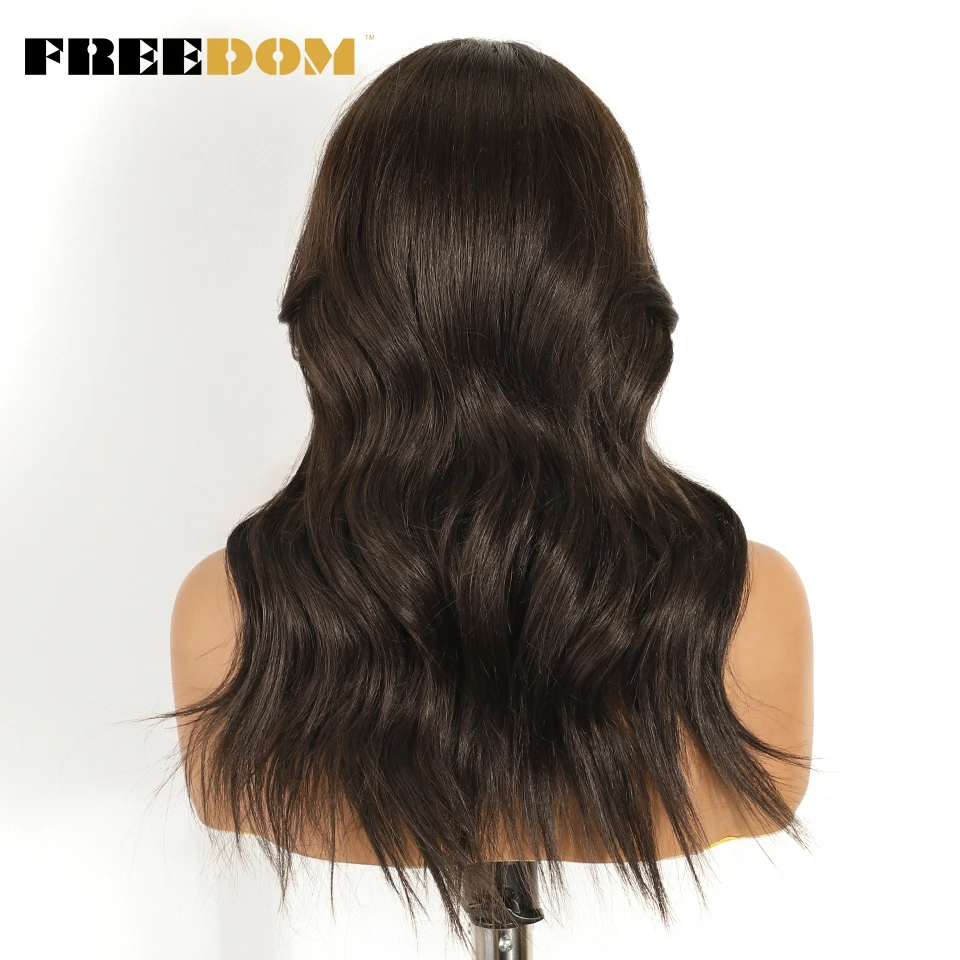 FREEDOM Synthetische Lace-Front-Perücken für Damen, natürlich gewellt, 18 Zoll, 13x3 Lace-Perücke mit vorgezupfter Haarlinie, vorgefertigte Ombre-Braun-Perücken mit Highlights – Detail 8
