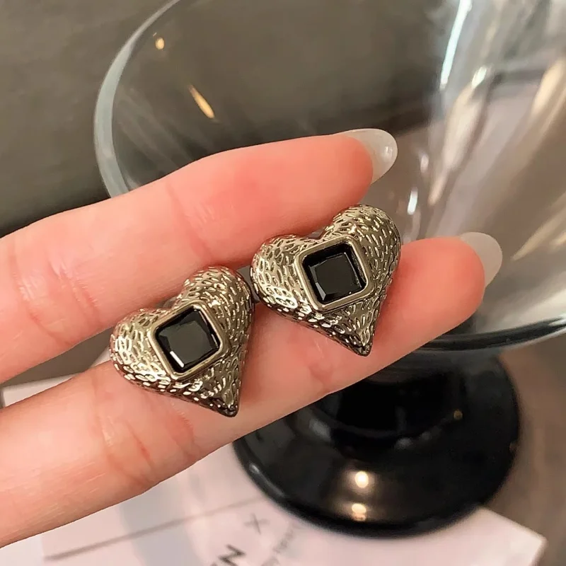 

Французские текстурированные серьги с цирконием в форме сердца для женщин, модные, элегантные, в стиле ретро, изысканные, универсальные серьги в стиле панк.